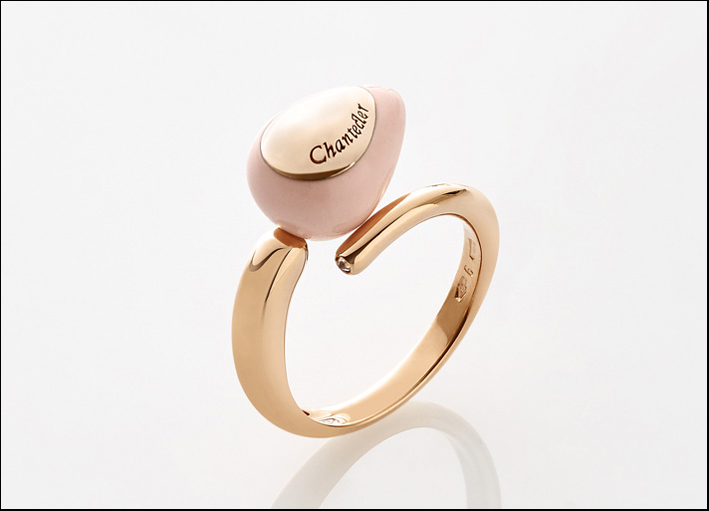Capriful, anello contrarié in oro rosa con goccia singola micro in aggregato di corallo rosa e inserto in oro rosa. Prezzo: 990 euro 