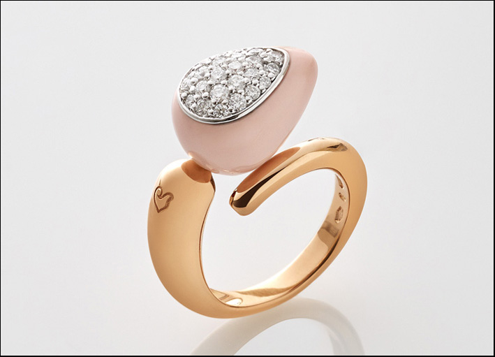 Capriful, anello contrarié in oro rosa con goccia singola piccola in aggregato di corallo rosa e inserto in pavé di diamanti. Prezzo: 2500 euro 