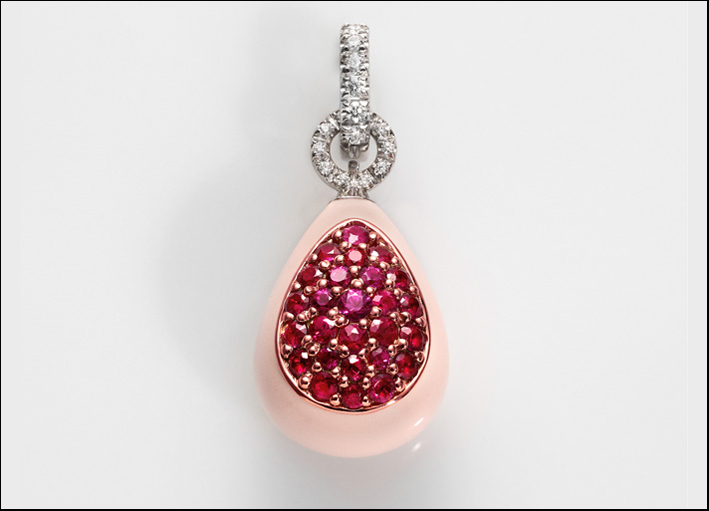 Capriful, ciondolo con diamanti e goccia in aggregato di corallo rosa con inserto di pavé di rubini. Prezzo: 2200 euro