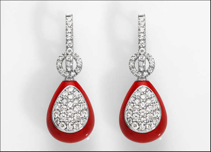 Capriful, orecchini con diamanti e goccia in aggregato di corallo rosso con inserto di pavé di diamanti. Prezzo: 4600 euro 