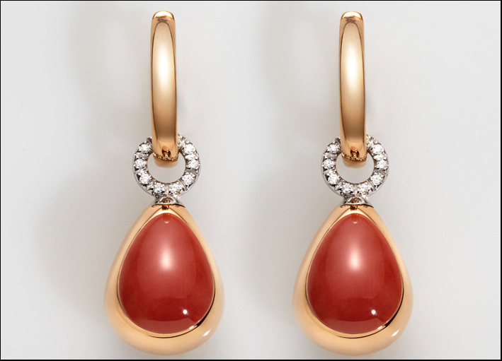 Capriful, orecchini con diamanti e goccia in oro rosa lucido e inserto centrale in corallo rosso. Prezzo: 3000 euro 