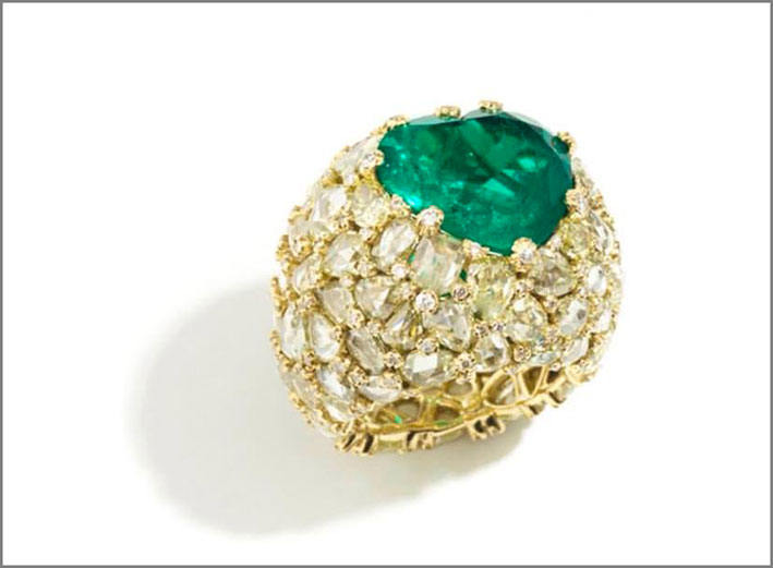 Anello con smeraldo a forma di cuore e diamanti