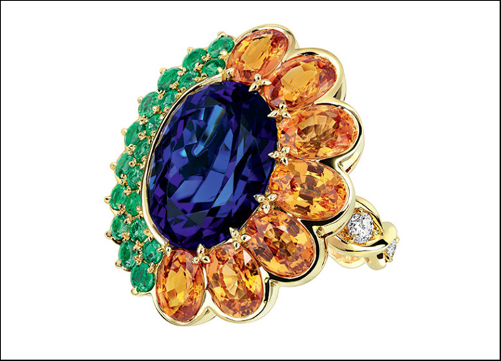 Granville, anello in oro giallo con tanzanite centrale, diamanti, smeraldi e granati spessartina