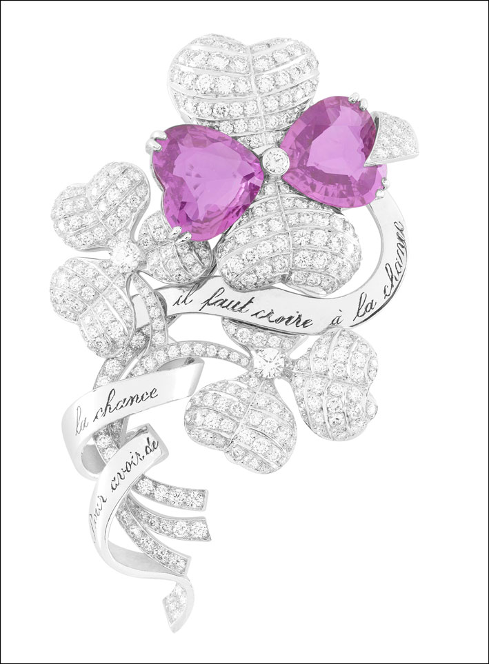 Collezione Palais de la Chance Trèfles, clip. Oro bianco, diamanti e 2 zaffiri rosa a forma di cuore. Prezzo: su richiesta