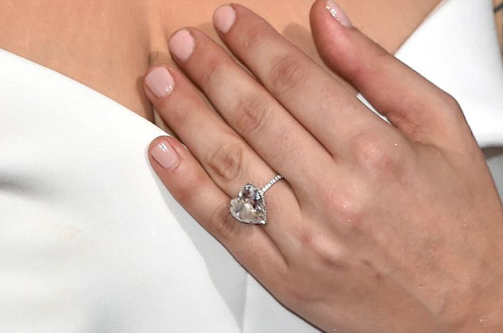 L'anello con diamante a forma di cuore di Lady Gaga