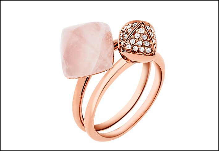 Coppia di anelli in acciaio Rose Gold IP, uno con quarzo rosa e uno con cristalli. Prezzo: 129 euro