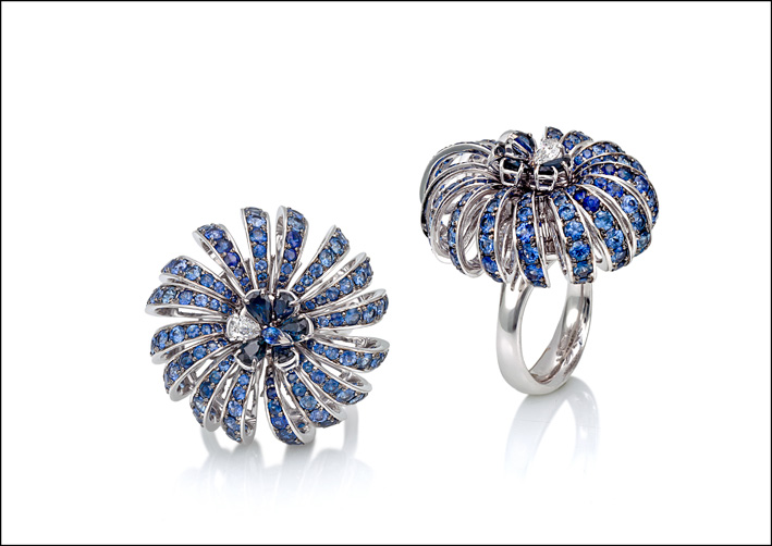 Stefan Hafner, anelli Leo, con fasce in zaffiri blu al cui centro spiccano piccole gocce mobili in diamanti e zaffri