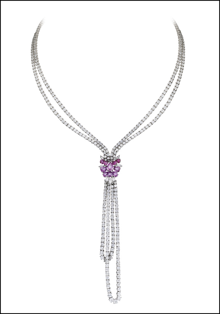 Collezione di haute couture Sirio, che prende ispirazione da una stella, famosa per il suo colore bianco come quello dei diamanti. Protagonisti indiscussi i diamanti che combinati con i colori accesi degli zaffiri e dei rubini