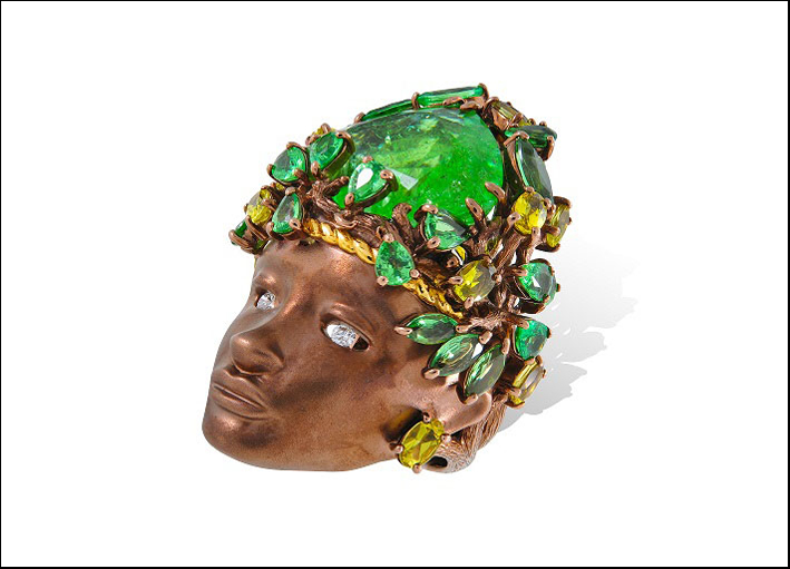 Regina di Saba, anello in oro rodiato marrone con tormalina verde al centro, diamanti e tsavoriti