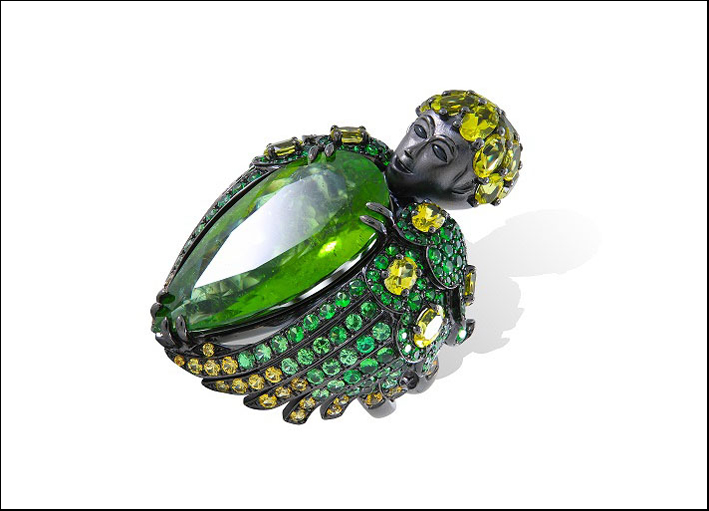 Regina di Saba, anello in oro rodiato nero con tormalina verde a goccia al centro, tsavoriti e zaffiri gialli