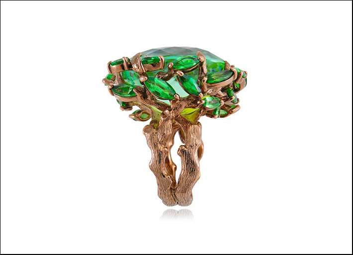 Regina di Saba, anello in oro rodiato marrone con tormalina verde al centro, diamanti brown e tsavoriti