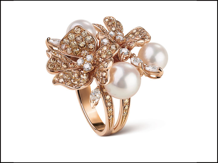 Anello in oro rosa, perle e diamanti della collezione Fiori d'arancio