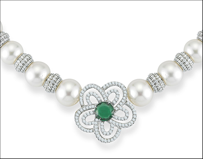 Collana con perle, diamanti e smeraldo