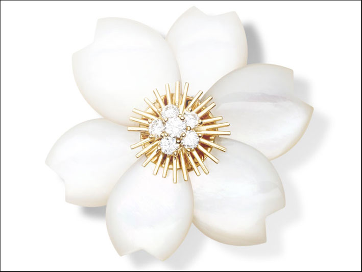 Rose de Noël, clip. Oro giallo, madre perla bianca e diamanti. Prezzo: 15.400 euro