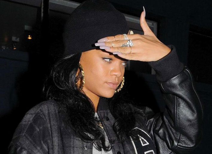 Rihanna con anello Midi