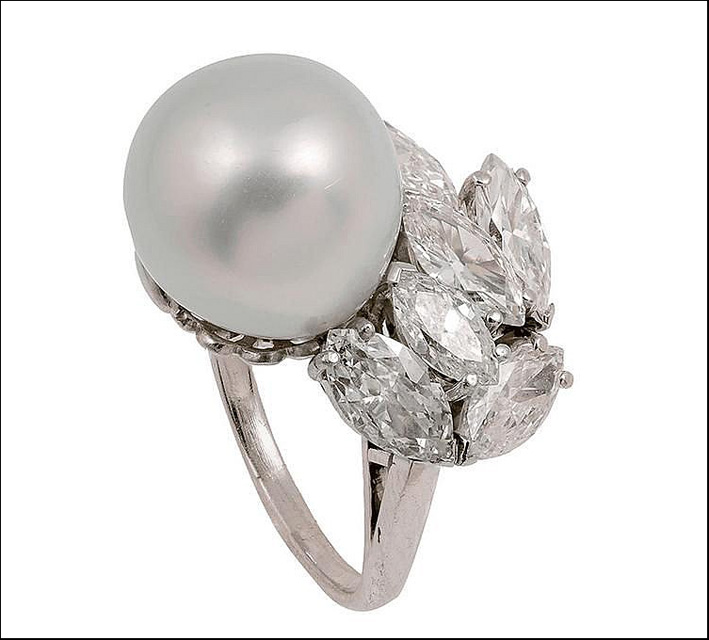 Anello con perla e diamanti del 1950 circa. Base d'asta: 2400 euro