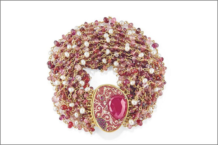 Bracciale in oro 18kt con rubini, perle, tormaline, spinelli rosa. Realizzato con la tecnica del micromosaico. Prezzo: 9130 euro