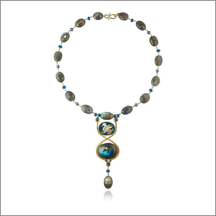 Le Sibille, girocollo con il grifone mitologico in oro 18kt con zaffiri, labradoriti grigia, apatite, perle grigie. Prezzo: 7.450 euro