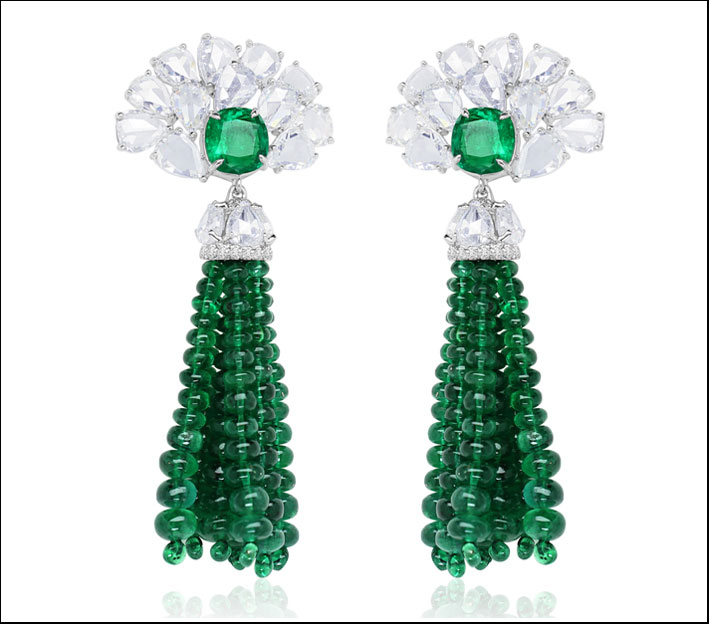 Columbian Emerald Collection, orecchini in oro bianco con due smeraldi taglio cuscino e perline di smeraldi per 67 carati e diamanti taglio a goccia e rosa per 16 carati. Prezzo: 150 mila dollari 
