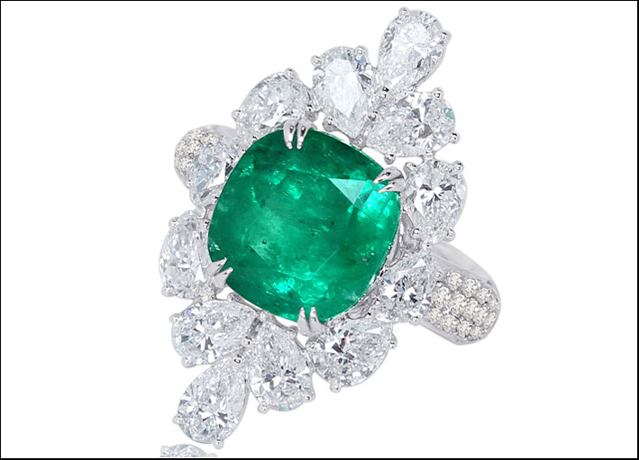 Columbian emerald collection, anello in oro bianco con smeraldi taglio cuscino da 8 carati e diamanti taglio a goccia e ovale per 5 carati. Prezzo su richiesta 