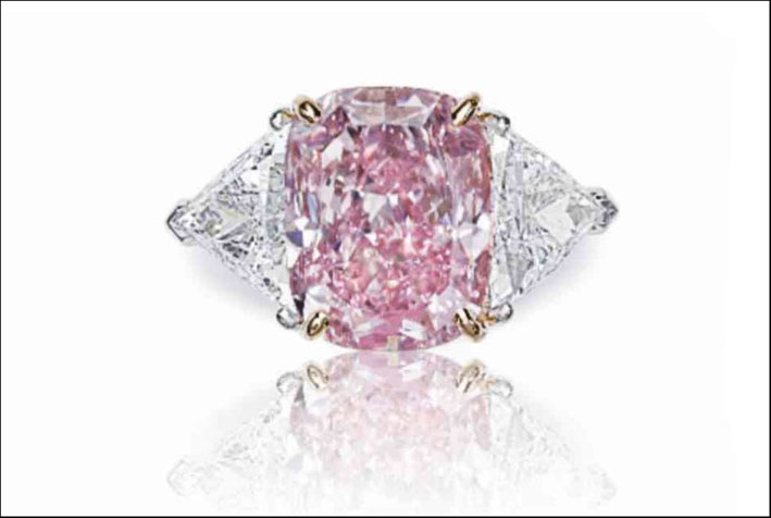 Anello con diamanti bianchi e diamnte colorato rosa-violetto. Stima: 8-12 milioni di dollari