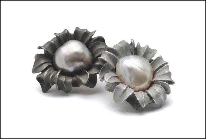 Orecchini in alluminio, oro e perle