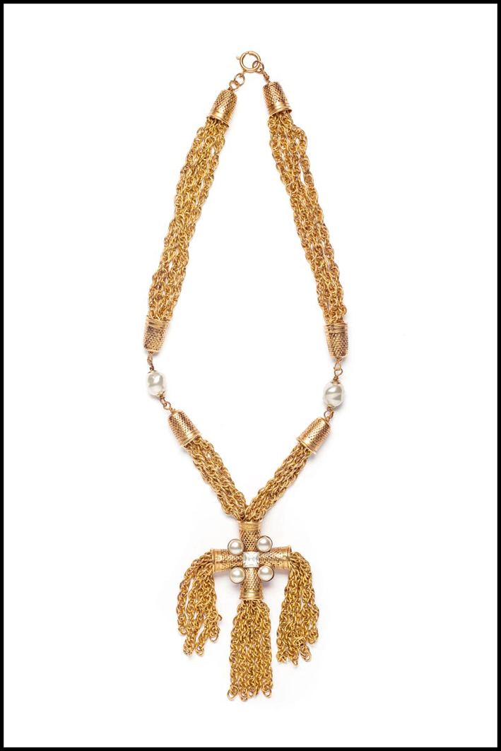 Moschino, collana Ditali in ottone dorato, perle di imitazione, strass, anni ottanta, archivio di Sharra Pagano. Foto Francesco di Bona