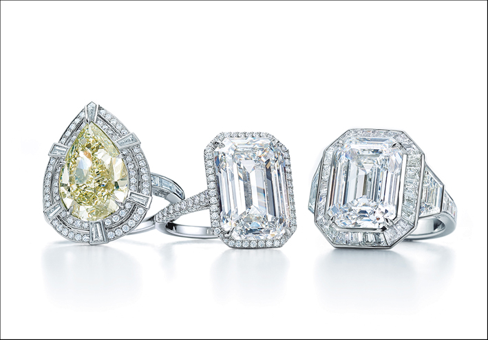 Tre anelli con diamanti:  taglio pera con pietra giallo-verde, baguette e  quadrato