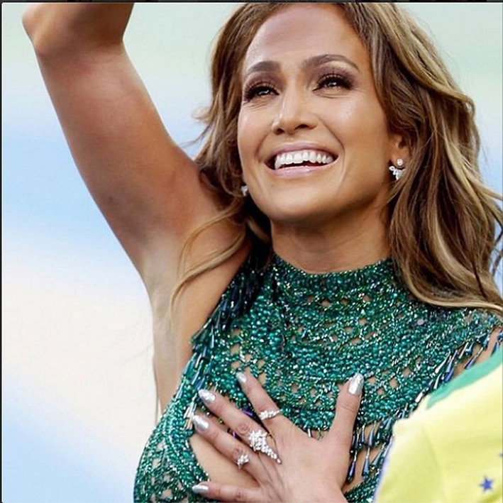 Jennifer Lopez che indossa orecchini e anelli formati Yeprem 