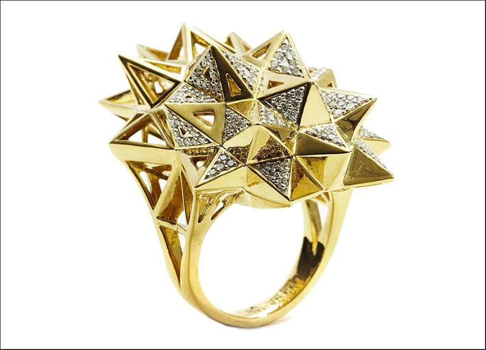 Anello stellato in oro e diamanti. Prezzo: 12.000 dollari