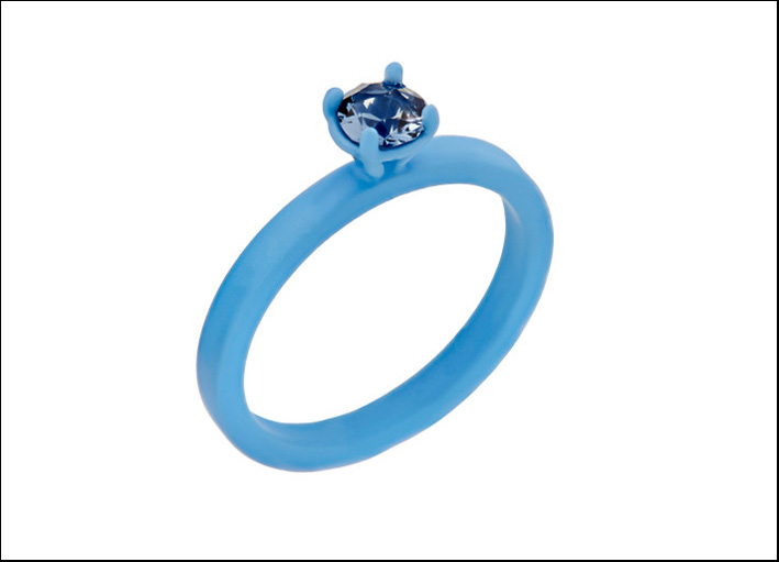Atelier Swarovski di Rosie Assoulin, anello blu denim 
