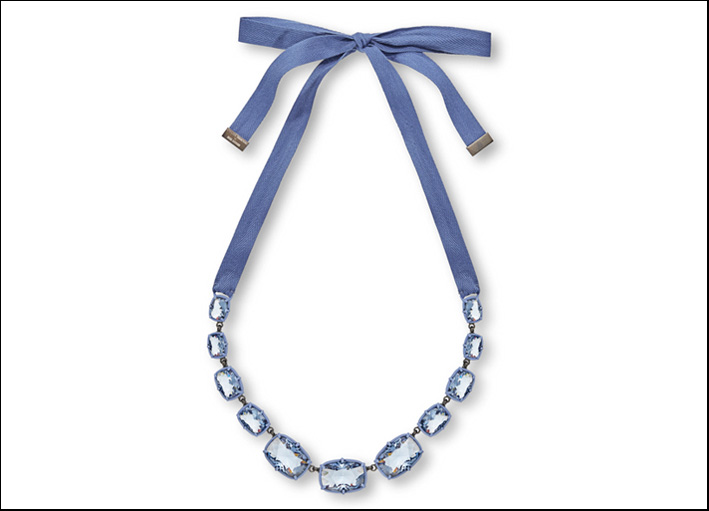Atelier Swarovski di Rosie Assoulin, collana con nastro blu denim 