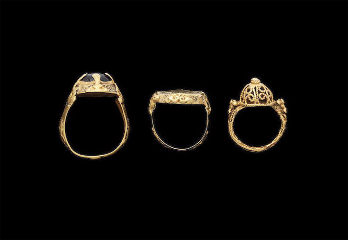 Tre anelli persiani in oro dell'undicesimo e dodicesimo secolo