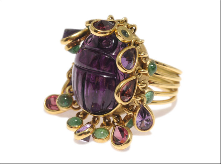 Anello scarabeo con smeraldi e zaffiri in lacrime d'oro 18ct.. Prezzo: 2.880 sterline