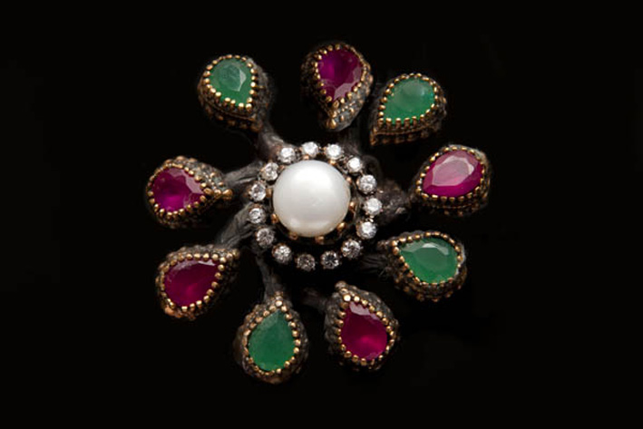 Anello in bronzo e argento, con perla di Faux, onice verde, quarzo rosa. Prezzo: 195 sterline