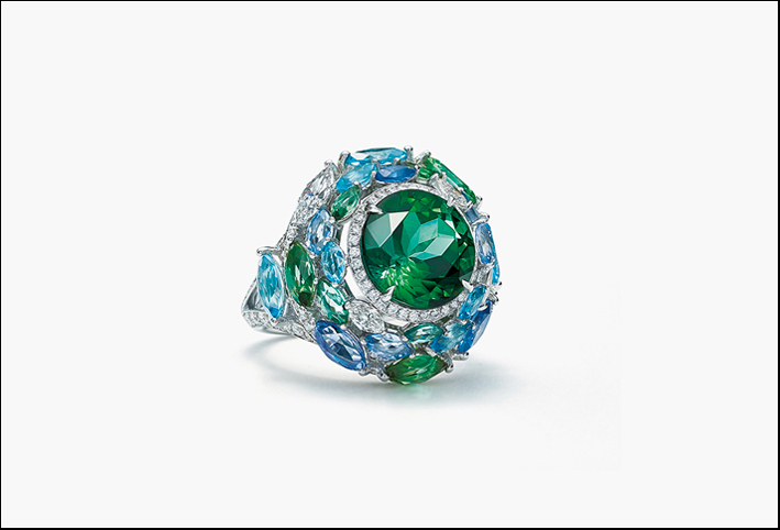 Anello con tormalina verde taglio rotondo, con diamanti brillane e marquise, acquamarina e zaffiri blu