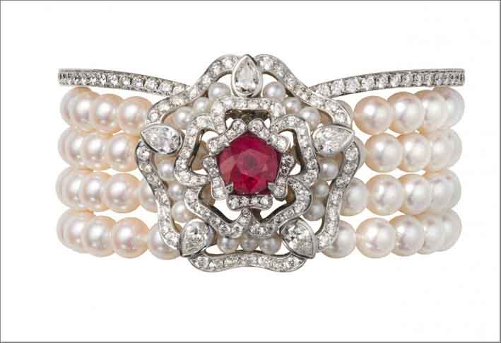 Bracciale Tudor Rose in oro bianco, perle e rubino circondato da diamanti