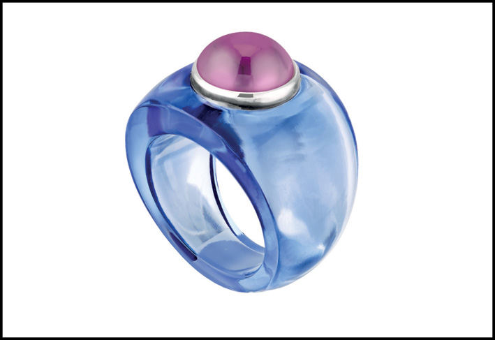 Anello Charmante, cristallo viola e blu, argento. Prezzo: 180 euro