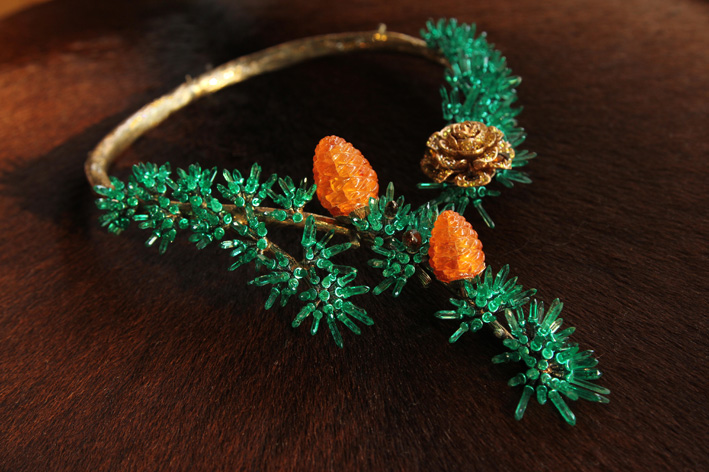 Alessio Boschi, collezione Naturalia: Cedar necklace con diamanti bianchi, marroni e gialli, smeraldi naturali del Panjshir per 100 carati e due spessartiti di 72.65 carati complessivi. 
