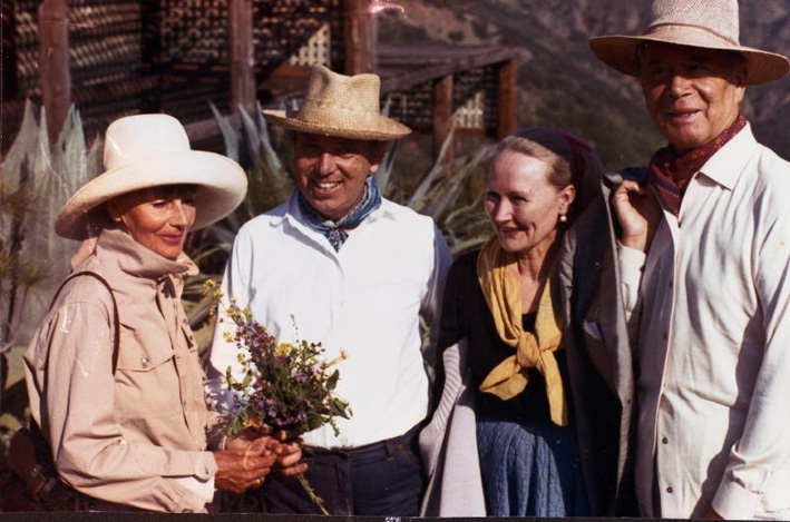 Greta Garbo, Tony Duquette, Elizabeth Duquette, E, Gayelord Hauser nel ranch Duquette a Malibu