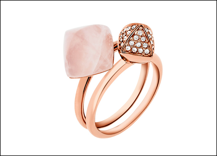 Coppia di anelli  in acciaio Rose Gold IP, uno con quarzo rosa e uno con cristalli. Prezzo: 129 euro