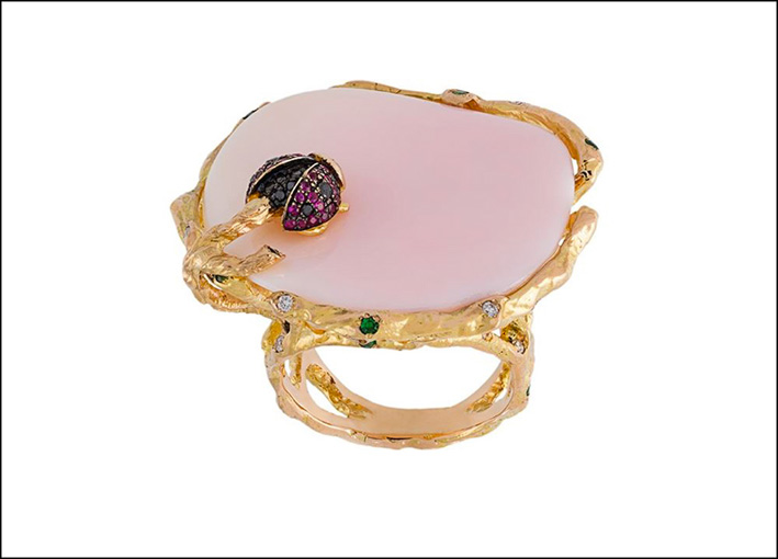 Anello Coccinella, con diamanti rosa e verdi. Prezzo: 4657 euro
