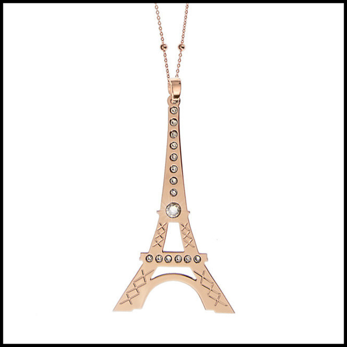 Collana placcata oro rosa con maxi pendente raffigurante la Tour Eiffel. Prezzo: 52 euro