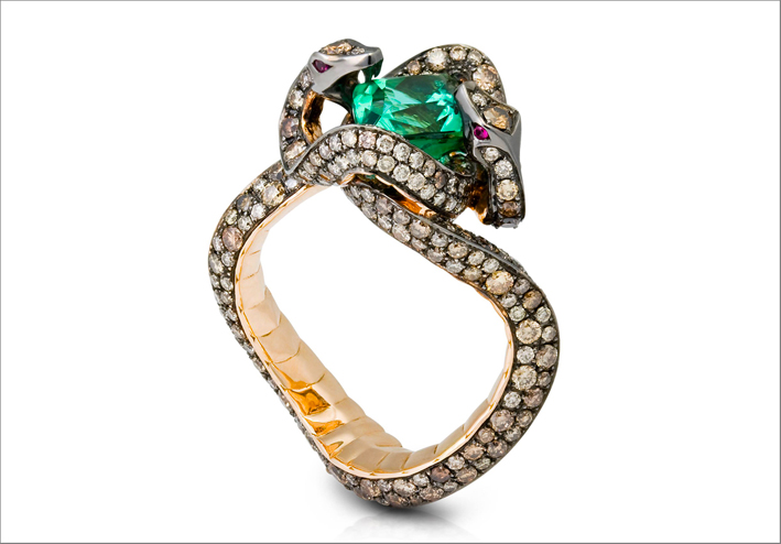 Green Medusas Hair Snake: anello con due serpenti che mordono un grande smeraldo
