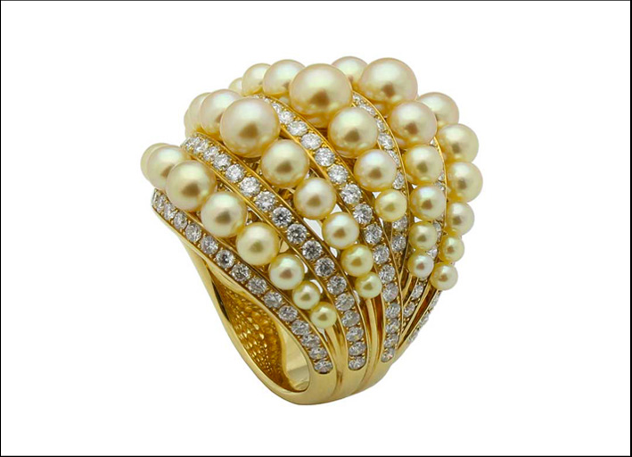 Anello in oro, perle e diamanti della collezione Twist