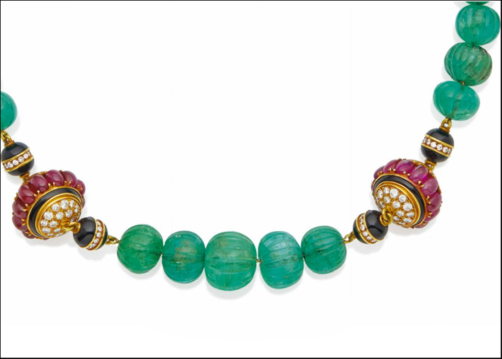 Collana con smeraldi, oro, smalto. Venduta per 107.100 euro