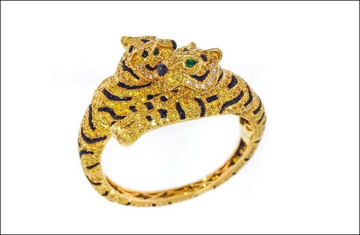 Bracciale in oro giallo con due tigri, diamanti fancy, onice, smeraldi (gli occhi)