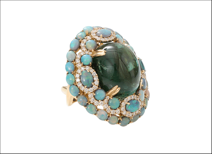 Anello con tormalina verde, opale e diamanti. Prezzo: 16.800 dollari