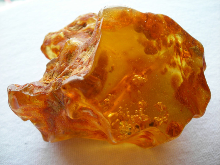 Un frammento di ambra allo stato naturale