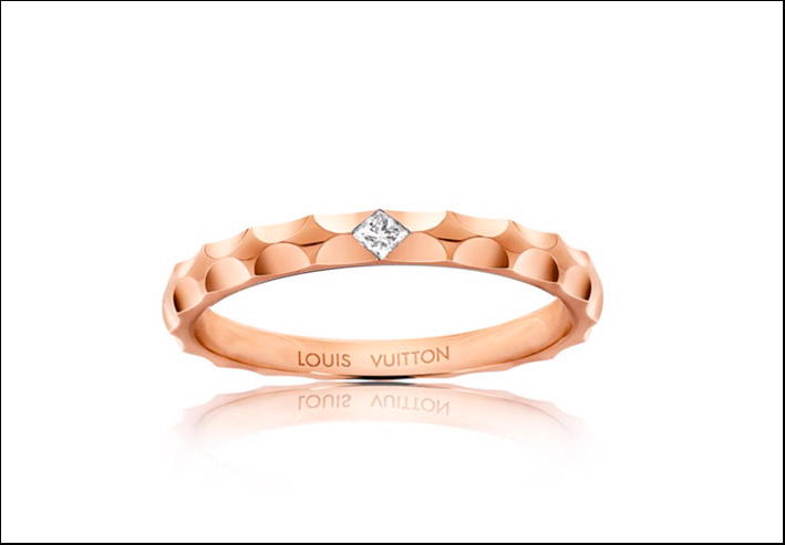 Anello di Vuitton in oro rosa con piccolo diamante taglio princess. Prezzo: 1150 euro